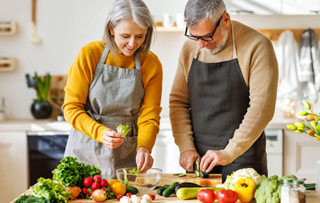 Ein Paar kocht zusammen