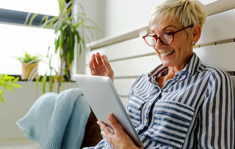 Frau macht Gedächtnistraining am Tablet
