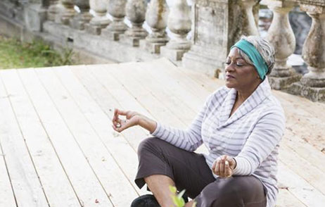 ältere Frau meditiert