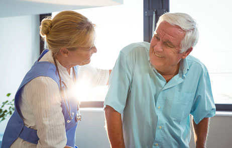 Krankenschwester betreut einen männlichen Patienten