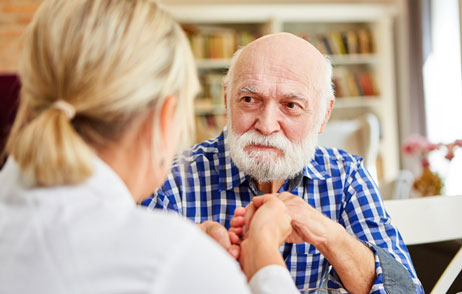 älterer Mann beim Arzt