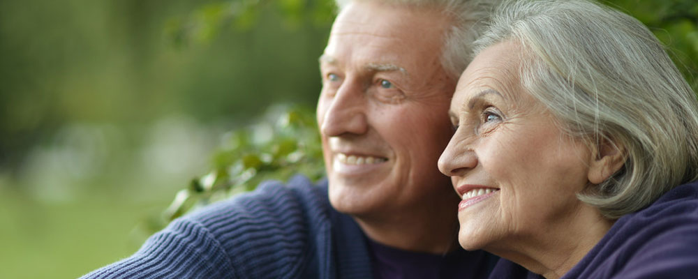 älteres Paar sitzt zusammen im Park