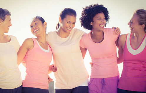 Frauen halten sich freundschaftlich in den Armen