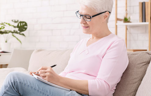 Frau macht sich Notizen