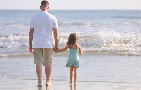 Vater mit Tochter am Strand