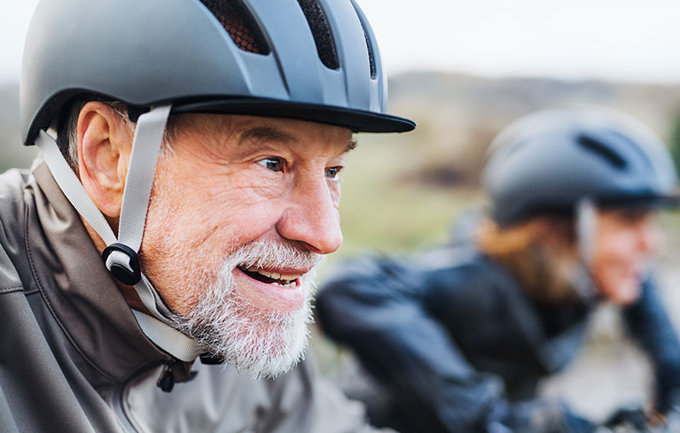 älterer Mann beim Fahrrad fahren