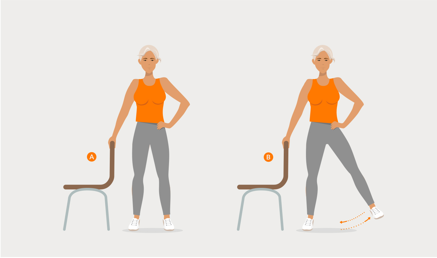 Person steht neben einem Stuhl und hebt ein Bein seitlich an