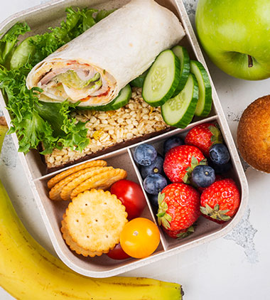 Lunchdose mit gesunden Snacks