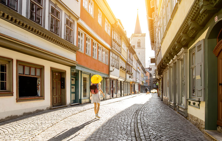 Frau spaziert durch eine Innenstadt
