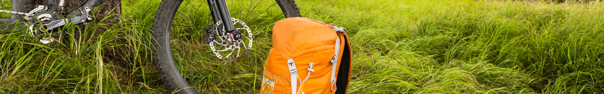 kleiner Rucksack neben einem Fahrrad
