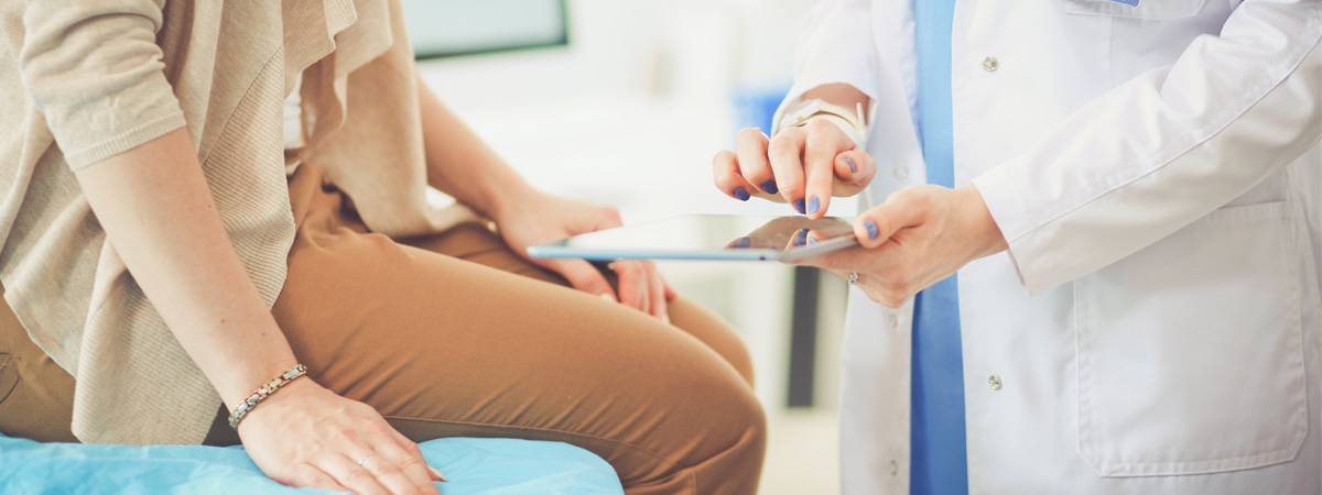 Bei Bauchschmerzen: Wann zum Arzt?