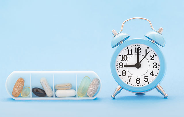 Tablettenbox und ein Wecker