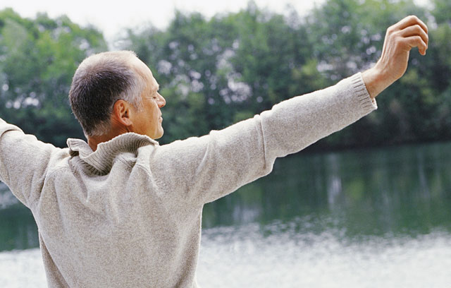 Mann dehnt Schulterbereich