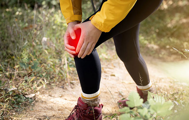 Wanderer hat Knieschmerzen