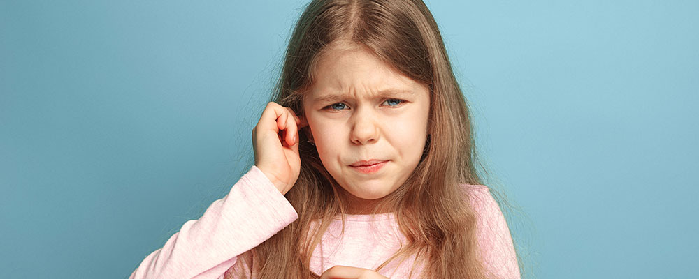 Mädchen mit Ohrenschmerzen