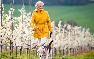 Frau beim Spaziergang