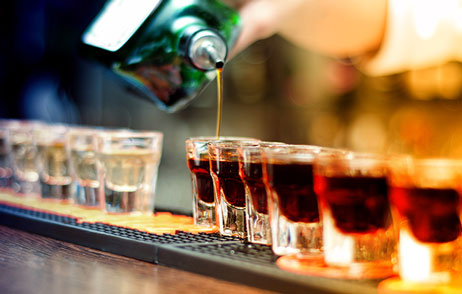 Eine Reihe von Schnäpsen werden ausgeschenkt