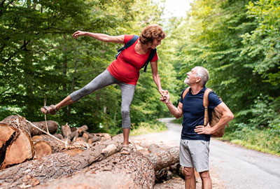Paar spaziert im Wald