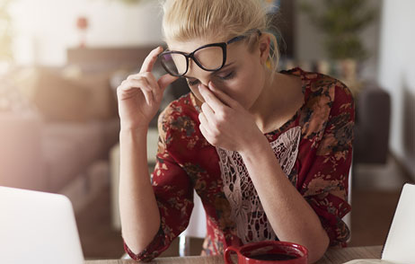 eine junge Frau hat Spannungskopfschmerzen