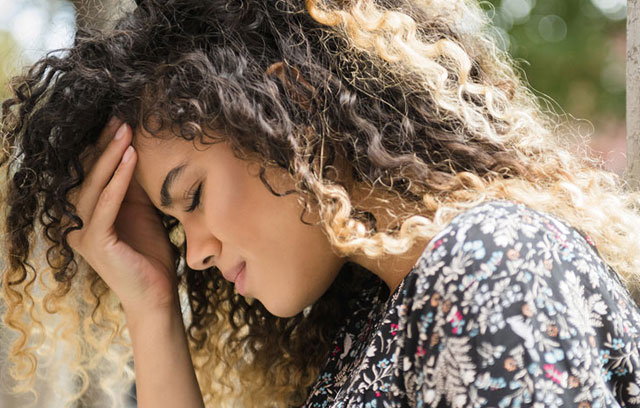 Junge Frau hat Kopfschmerzen