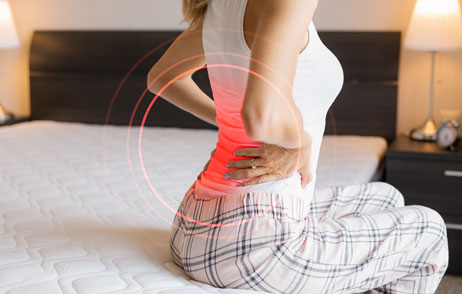 Ein Frau hat Schmerzen im Rücken