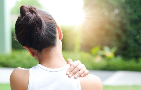 Frau mit Nacken- / Schulterschmerzen