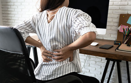 Frau sitzt am Schreibtisch