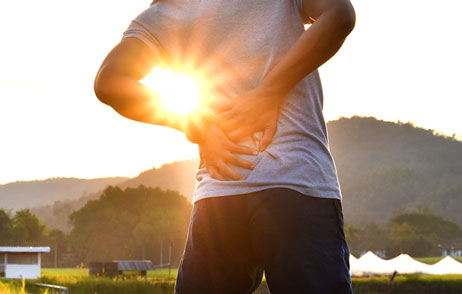 Mann hat Schmerzen im unteren Rücken