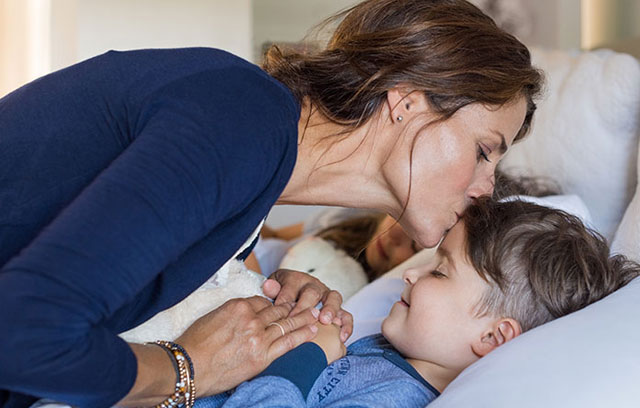 Ein Kind hat Kopfschmerzen