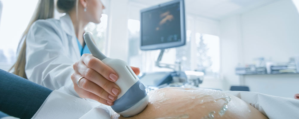 Ein Schwangere bei einer Ultra-Schall-Untersuchung