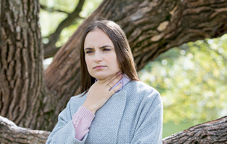 Sodbrennen äußert sich als brennender Schmerz hinter dem Brustbein