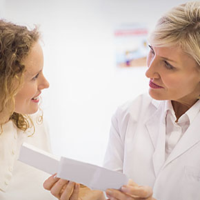 Be­hand­lung mit Medikamenten bei regel­mäßig­em Sod­bren­nen
