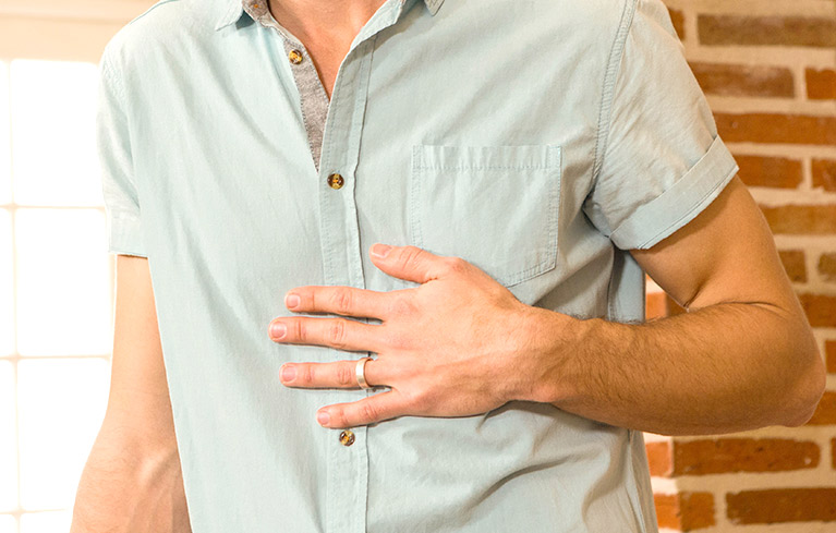 Sodbrennen und saures Aufstoßen - häufige Beschwerden nach dem Essen