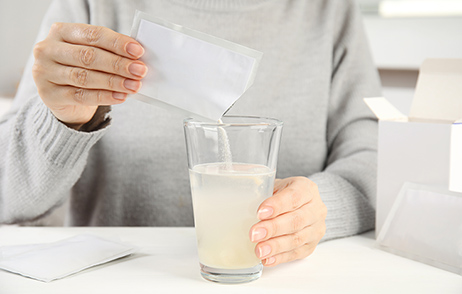 Pulver ins Wasserglas