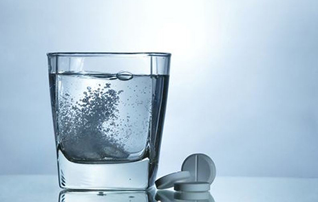 Tabletten und Wasserglas