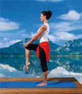 Venenübung: Beine heben im Stehen