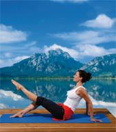 Venenübung: Beine schwingen im Sitzen