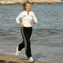 Ausdauersportarten wie Radfahren, Schwimmen, Walking oder Joggen unterstützen einen reibungslosen Bluttransport