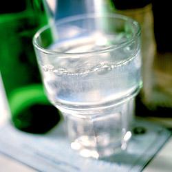 Bei akutem Durchfall mit leichten bis mäßigen Beschwerden ist es wichtig, viel Flüssigkeit (drei bis vier Liter täglich) zu trinken - bevorzugt Tee oder stilles Mineralwasser