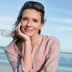 Häufige Gründe für Verstopfung sind Klimawechsel, ungewohnte oder ballaststoffarme Ernährung, Stress, mangelnde Bewegung, zu wenig Trinken oder starkes Schwitzen