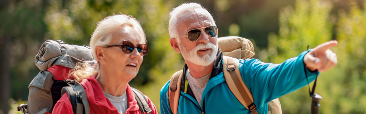 Älteres Paar beim wandern