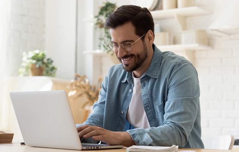 Mann am Laptop