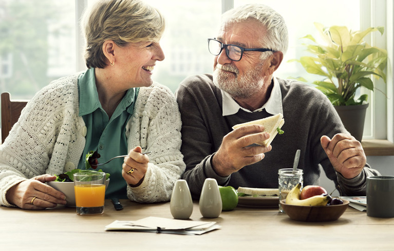 Älteres Paar beim Essen
