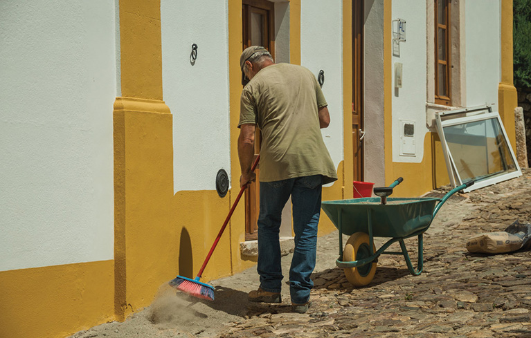 Mann arbeitet körperlich