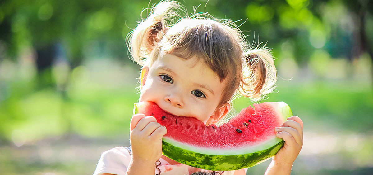 Mädchen isst Melone