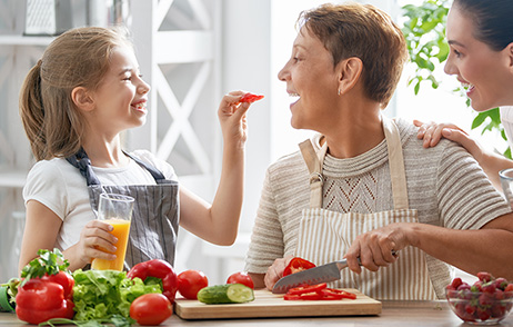 Mutter beim Essen spielerisch