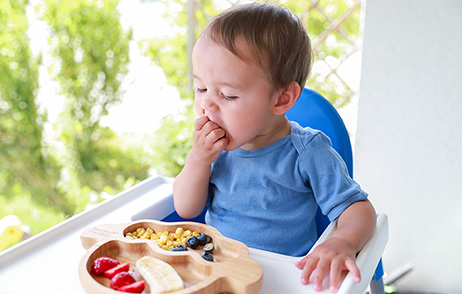 Kind bei der Mahlzeit