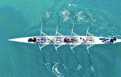 Ruderer auf Gewässer