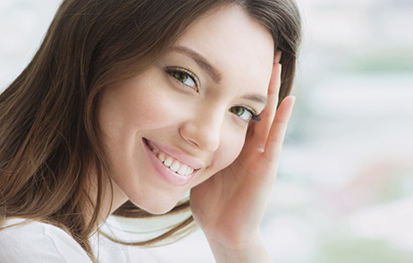 Junge Frau lächelnd