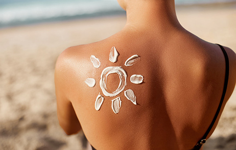 Sonnencreme auf dem Rücken